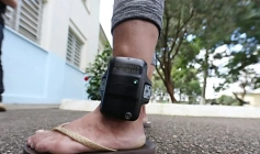 Imagem Ilustrativa de um homem com tornozeleira eletrônica