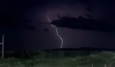 Raio ilumina o céu de Sousa, no Sertão paraibano, durante forte instabilidade climática