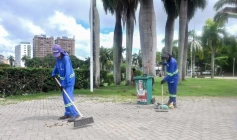 Serviços de limpeza urbana em diversos bairros de João Pessoa