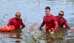 Corpo sendo resgatado por bombeiros em açude na zona rural de Desterro