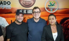 Gervásio acompanhado pelo prefeito Leo e da primeira-dama Iranilda