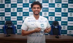 Lateral-direito Victor Ferraz