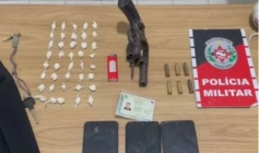 Arma, munições e drogas apreendidas em ação da PM