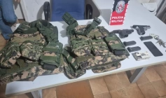 Polícia Militar apreende pistolas e coletes durante ação contra grupo armado na cidade de Patos
