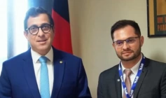 Gervásio Maia e representante da gestão de Nova Floresta