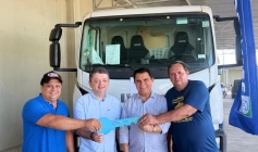 Queimadas recebe dois caminhões basculantes por meio de ação do deputado federal Wilson Santiago