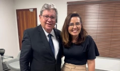 Ex-secretária Pollyanna ao lado de João Azevêdo