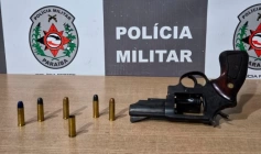 Arma e munições apreendidas em ação da PM