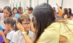 Entrega de óculos gratuitos a alunos da rede municipal de ensino
