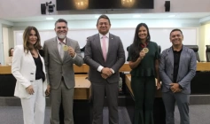 Medalha aos atletas de tiro prático Radacia Cardoso e Hipólito Machado