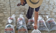 Entrega alevinos para produtores durante a 5ª Agrofeira no município de Passagem