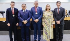 Medalha ao contador Alexandre Aureliano e a Conplan