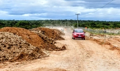 Obra de pavimentação da rodovia PB-210, no trecho entre Sumé e São José dos Cordeiros