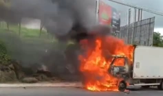 Fogo em Caminhão na cidade de Campina Grande