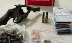 Arma, munições e drogas apreendidas em ação da PM