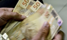 Dinheiro (cédulas de R$ 50,00)