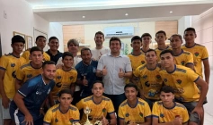 Helder ao lado de jogadores e comissão técnica do Centro Recreativo Angelim (CRA)