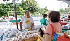 O diferencial da feira é a comercialização exclusiva de alimentos agroecológicos