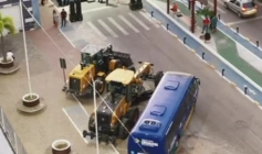 Entrega de uma motoniveladora, uma pá carregadeira e um micro-ônibus