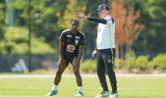 Técnico Carlo Ancelotti e o jovem Endrick