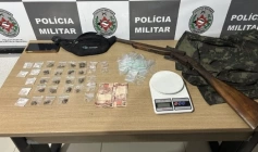Arma e drogas apreendidas em ação da PM