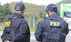 Políciias Rodoviários Federais na pista