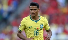 Lateral-esquerdo Douglas Santos