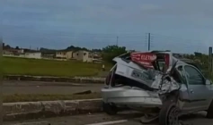 Veículo atingido por caminhão