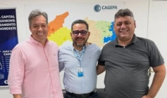 Deputado Júnior Araújo na sede da Cagepa ao lado do prefeito Thially