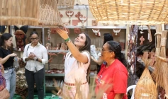 Primeira-dama do Estado, Camila Mariz no primeiro dia de exposição na Feira Nacional de Negócios do Artesanato