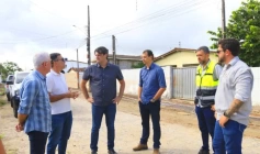 Visita a obras de pavimentação, drenagem e educação no bairro das Indústrias