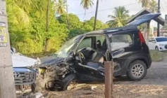 Colisão frontal entre dois automóveis