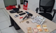 Arma de fogo e outros objetos apreendidos em ação da polícia militar 