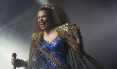 Cantora, compositora, produtora, escritora e pintora Vanessa da Mata