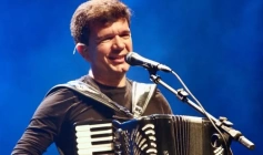 Cantor e sanfoneiro Waldonys