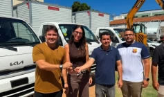 Entrega de novos veículos e máquinas em Sousa