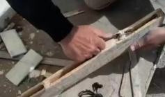 Celulares, carregadores e fone de ouvido escondidos dentro de pedaço de madeira