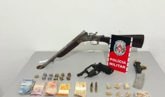 Armas, munições e drogas apreendidas em ação da PM