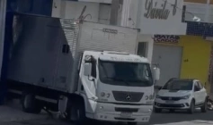 Imagem do acidente envolvendo caminhão no Centro de Paulista 