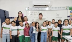 Helder ao lado de Bruna e alunos
