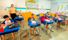 Novo mobiliário sendo entregue na EMEF Joaquim Honório Queiroga, localizada no Assentamento Veneza, em Aparecida