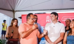 Prefeito Leo Bezerra autorizando pavimentação de 35 ruas