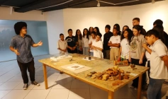 Atividade educativa da exposição “Por uma Arte Menor”, do artista Caim Ismael