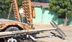 Poste caídio em Rua do Alto Capanema, em Sousa