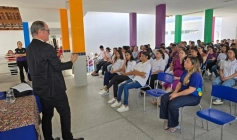 Alerta sobre uso de celulares por estudantes em sala de aula 