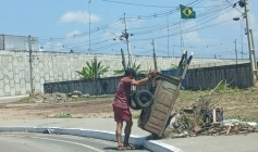 Homem flagrado despejando lixo em plena via pública