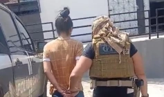 Prisão de mulher suspeita de atrair homem para emboscada