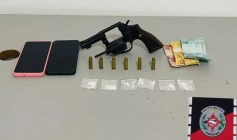 Armas, munições e drogas apreendidas em ação da PM