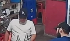 Vítima e agressor bebendo juntos em bar, na cidade de Itaporanga
