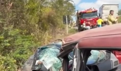Colisão frontal entre carro e ônibus